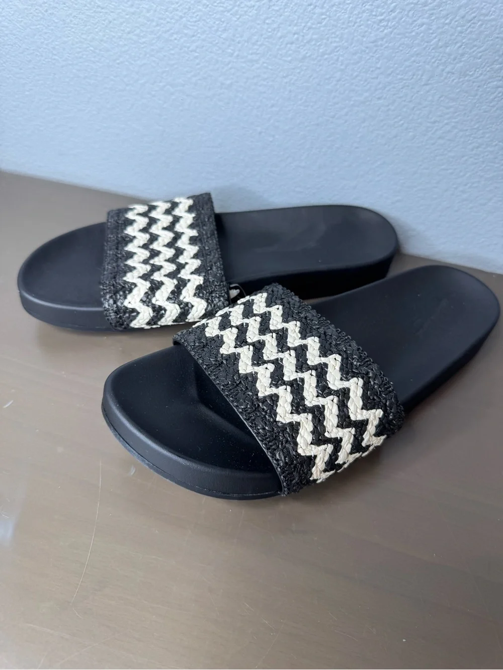 NWT 6.5 women’s  Universal Thread Black and Cream Zigzag Slide Sandals
